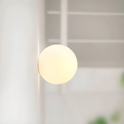 Væglampe med matteret glaskugle - Lumzi