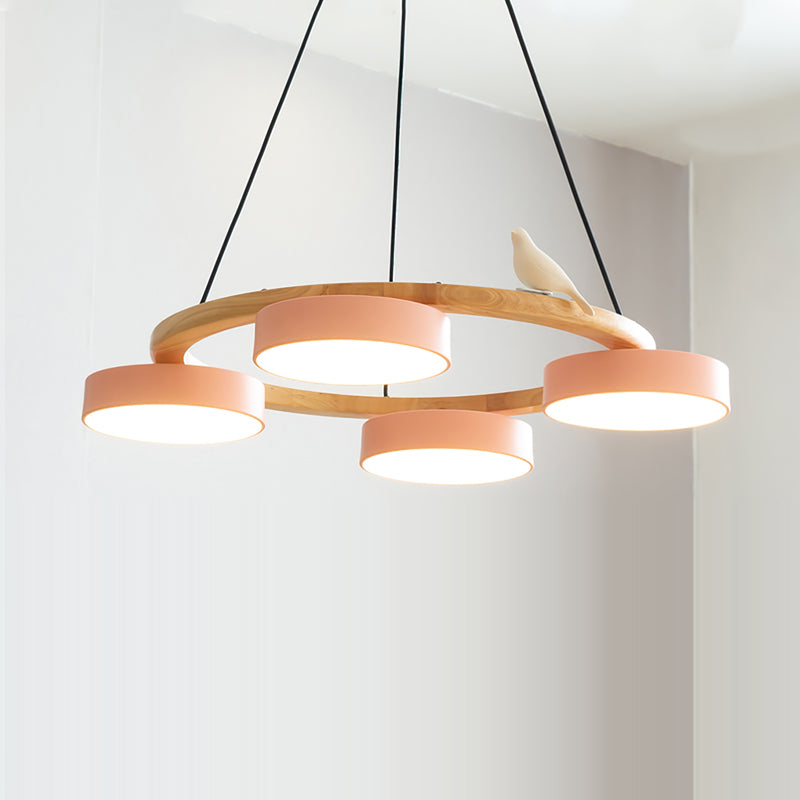 Lysekrone i træ med runde LED-skærme og fugle - Lumzi