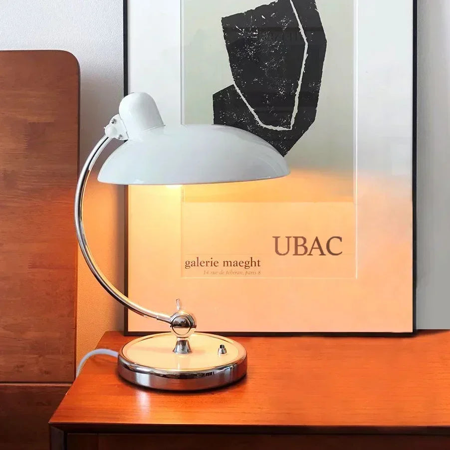 Retro bordlampe i metal med forkromet fod