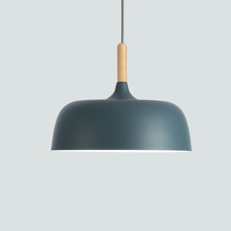 Moderne pendellampe i metal med trædetalje – minimalistisk skandinavisk stil
