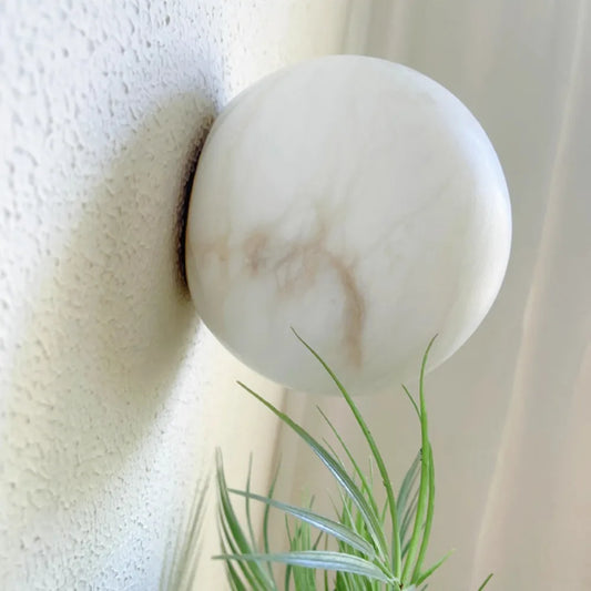 Væglampe med marmoreffekt – moderne LED-kuglelampe