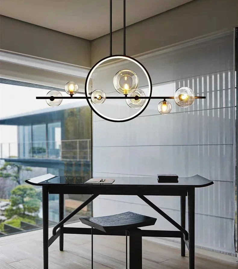 Moderne loftlampe med kugleformede skærme og geometrisk LED-ring