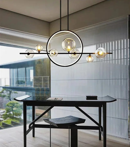 Moderne loftlampe med kugleformede skærme og geometrisk LED-ring