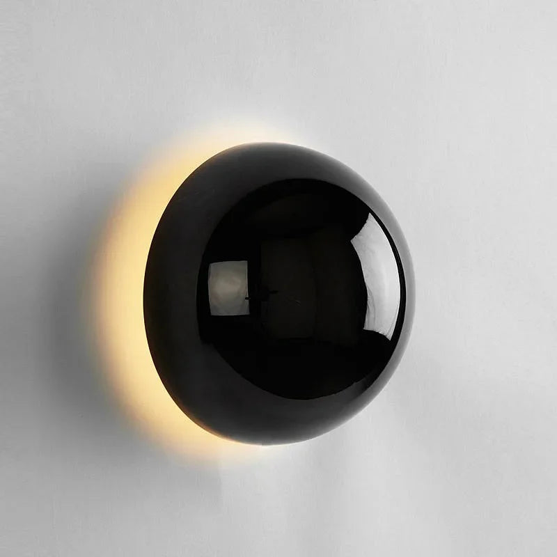Moderne LED-væglampe med spejlkugle og halo-effekt