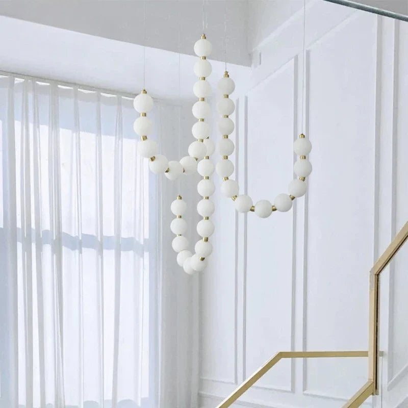 Moderne LED-pendellampe med lysende kuler – halskæde-design