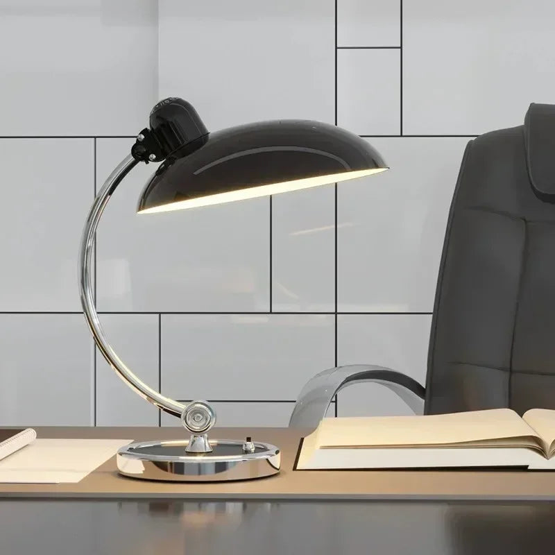 Retro bordlampe i metal med forkromet fod