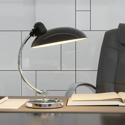 Retro bordlampe i metal med forkromet fod