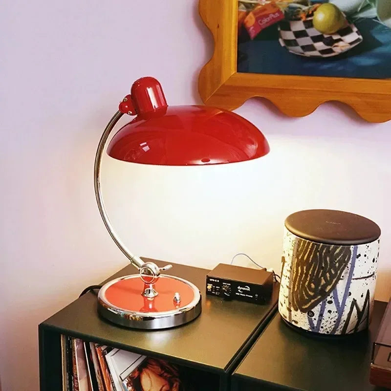 Retro bordlampe i metal med forkromet fod