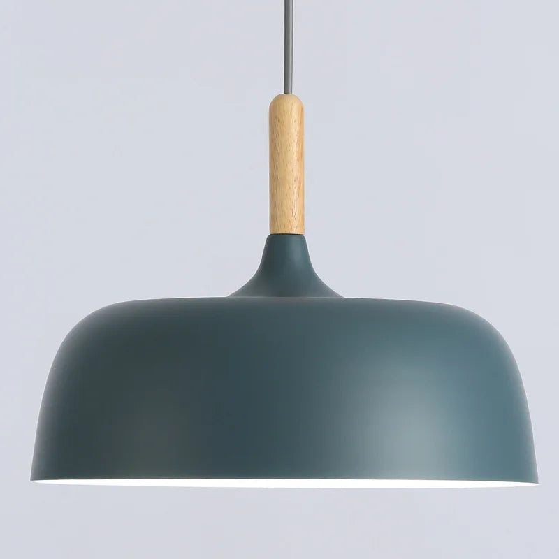 Moderne pendellampe i metal med trædetalje – minimalistisk skandinavisk stil