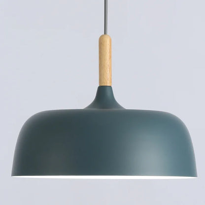 Moderne pendellampe i metal med trædetalje – minimalistisk skandinavisk stil