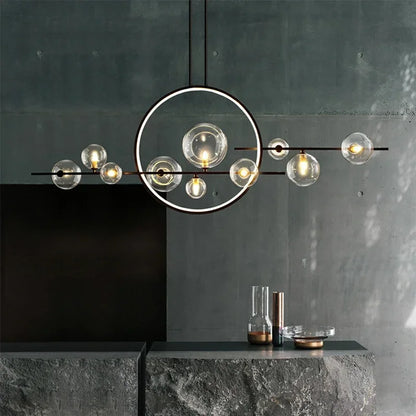 Moderne loftlampe med kugleformede skærme og geometrisk LED-ring