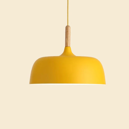 Moderne pendellampe i metal med trædetalje – minimalistisk skandinavisk stil