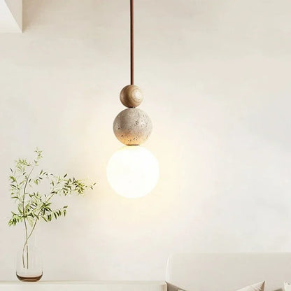 Moderne pendellampe med detaljer i træ, beton og glas