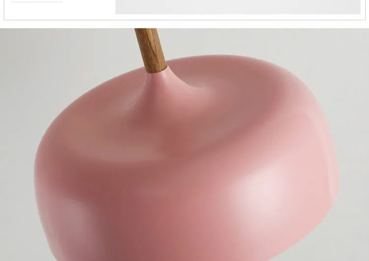Moderne pendellampe i metal med trædetalje – minimalistisk skandinavisk stil