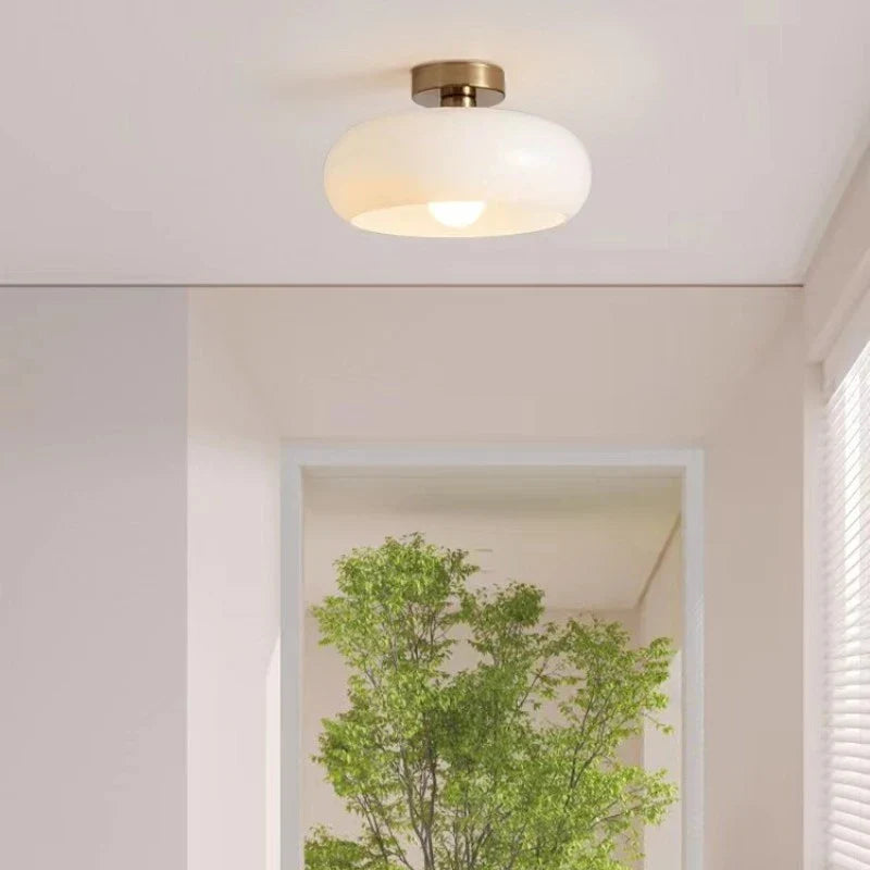 Pendellampe med opaliserende glasskærm – elegant retro Bauhaus-stil