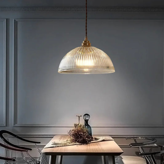 Retro pendellampe med riflet glaskuppel og messingfinish