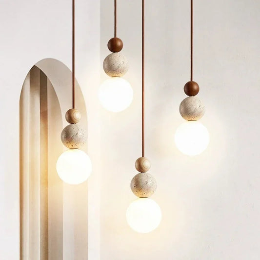 Moderne pendellampe med kugleformede detaljer