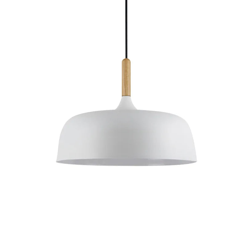 Moderne pendellampe i metal med trædetalje – minimalistisk skandinavisk stil