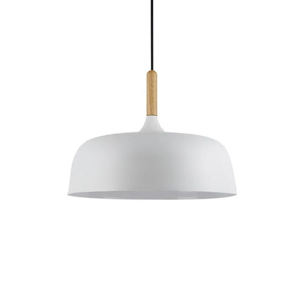 Moderne pendellampe i metal med trædetalje – minimalistisk skandinavisk stil