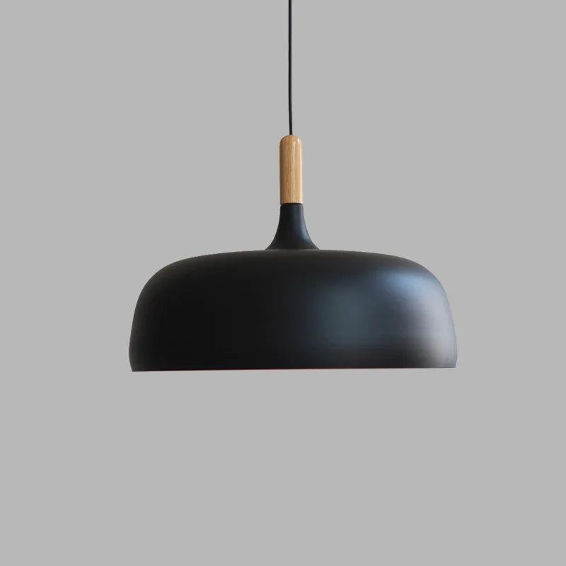 Moderne pendellampe i metal med trædetalje – minimalistisk skandinavisk stil