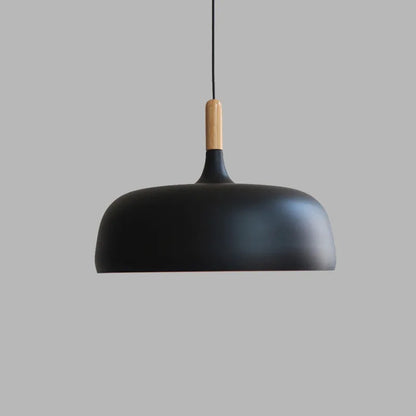 Moderne pendellampe i metal med trædetalje – minimalistisk skandinavisk stil