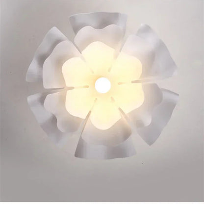 Lotus-pendellampe med lagdelt blomsterskærm