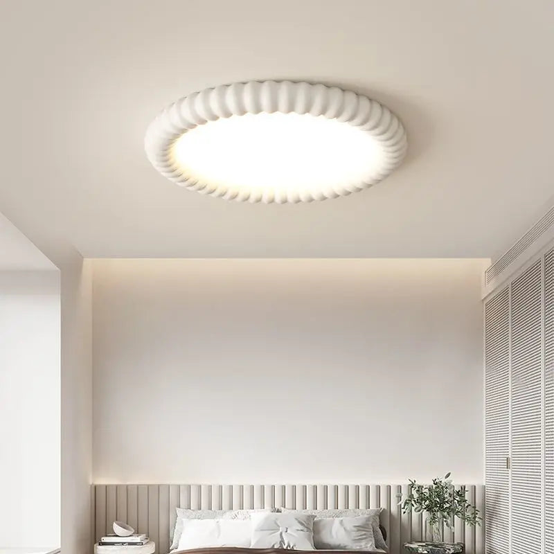 Moderne loftlampe med LED og dekorativ bølgeramme