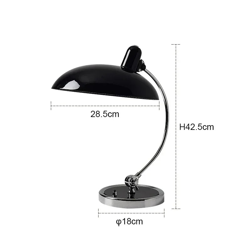 Retro bordlampe i metal med forkromet fod