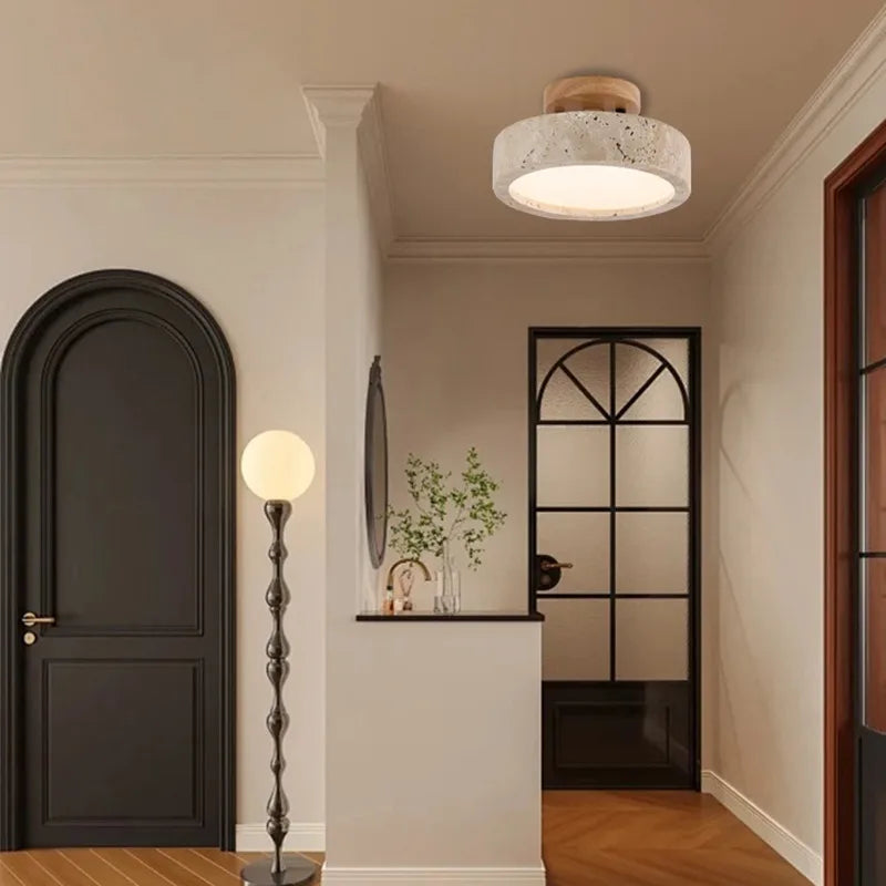 Minimalistisk loftlampe i travertin og træ