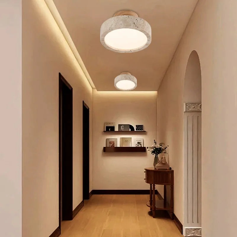 Minimalistisk loftlampe i travertin og træ