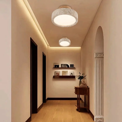Minimalistisk loftlampe i travertin og træ