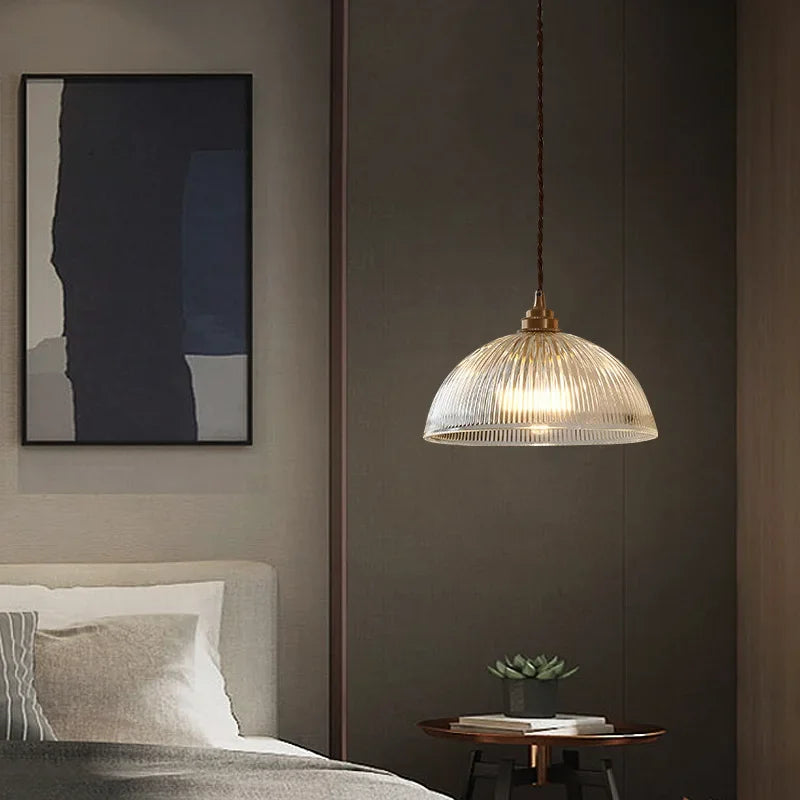 Retro pendellampe med riflet glaskuppel og messingfinish