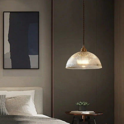 Retro pendellampe med riflet glaskuppel og messingfinish
