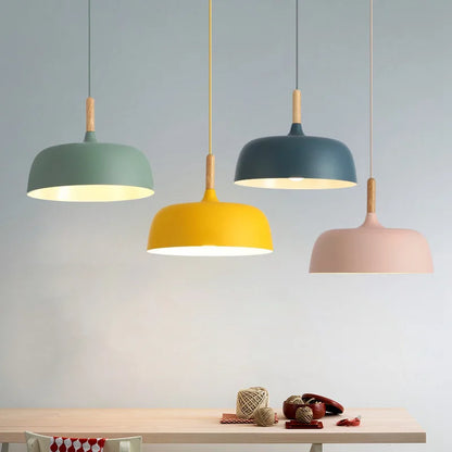 Moderne pendellampe i metal med trædetalje – minimalistisk skandinavisk stil