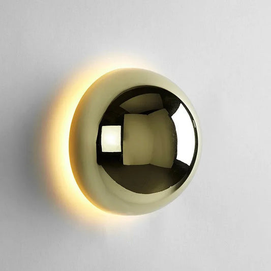 Moderne LED-væglampe med spejlkugle og halo-effekt