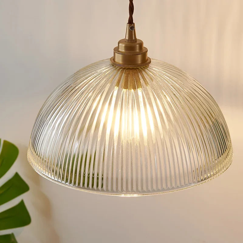 Retro pendellampe med riflet glaskuppel og messingfinish