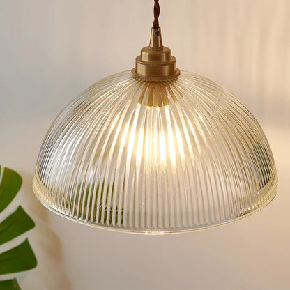 Retro pendellampe med riflet glaskuppel og messingfinish