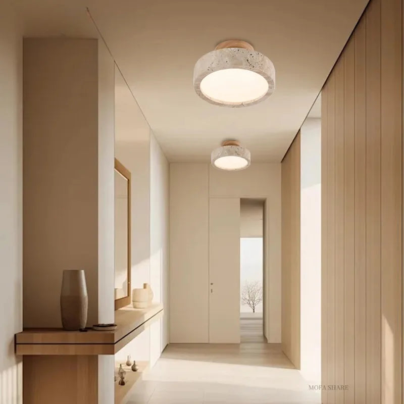 Minimalistisk loftlampe i travertin og træ