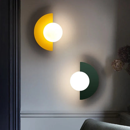 Moderne LED-væglampe i geometrisk halvcirkel-design