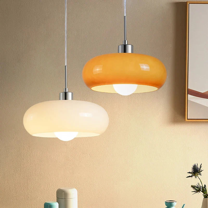 Pendellampe med opaliserende glasskærm – elegant retro Bauhaus-stil