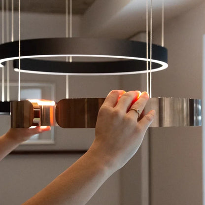 Moderne rund LED-pendellampe med lysring
