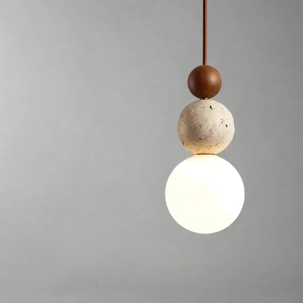 Moderne pendellampe med detaljer i træ, beton og glas