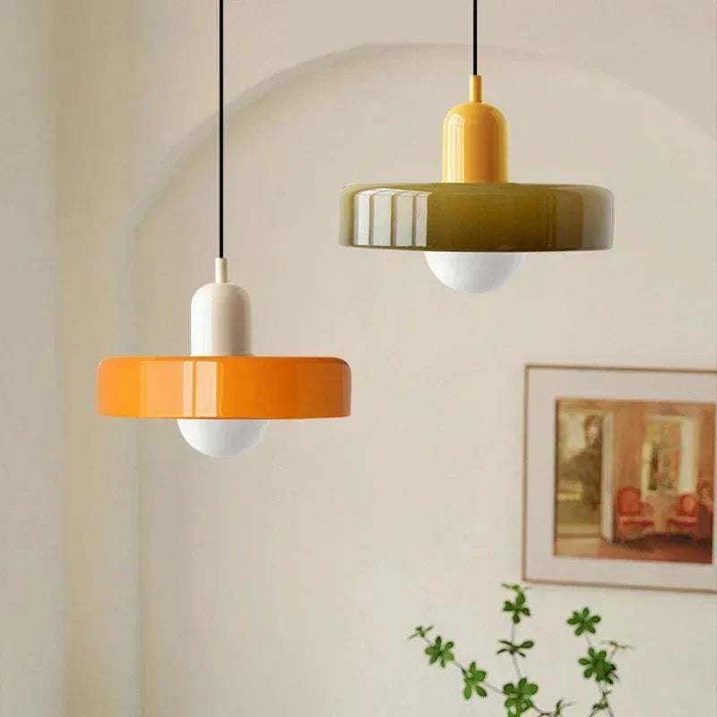 Bauhaus-pendellampe med farvet glasskærm