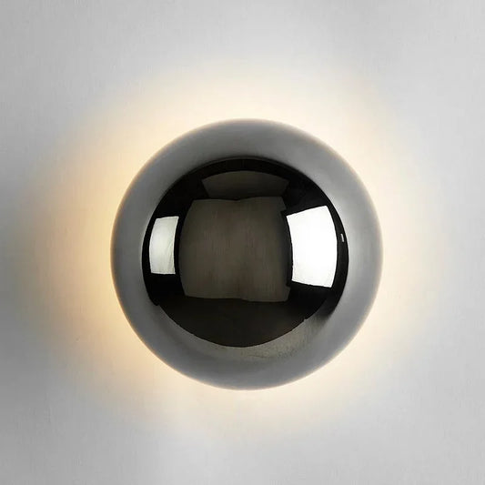 Moderne LED-væglampe med spejlkugle og halo-effekt