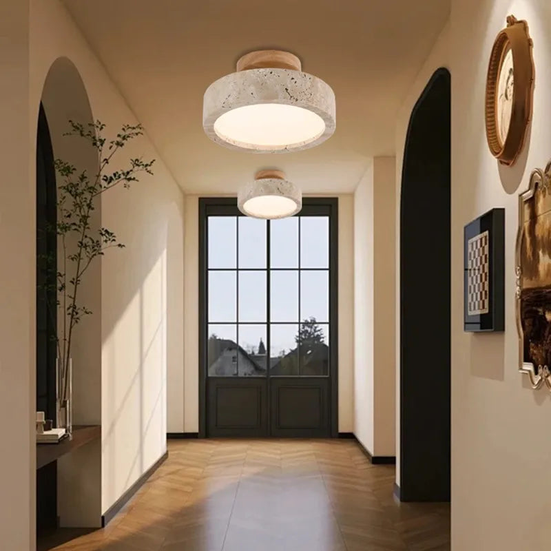 Minimalistisk loftlampe i travertin og træ