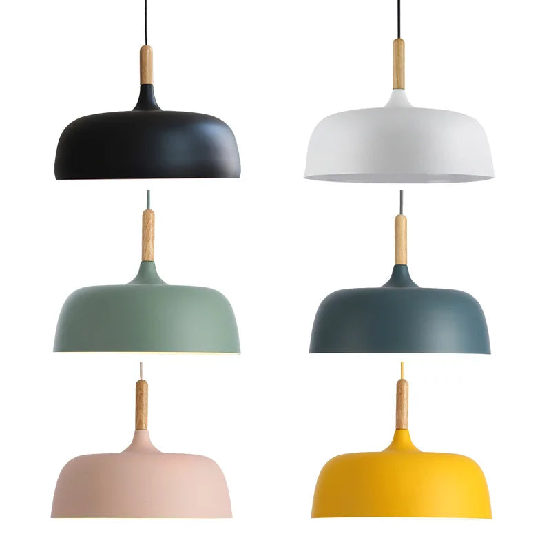 Moderne pendellampe i metal med trædetalje – minimalistisk skandinavisk stil
