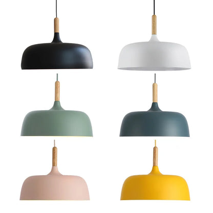 Moderne pendellampe i metal med trædetalje – minimalistisk skandinavisk stil