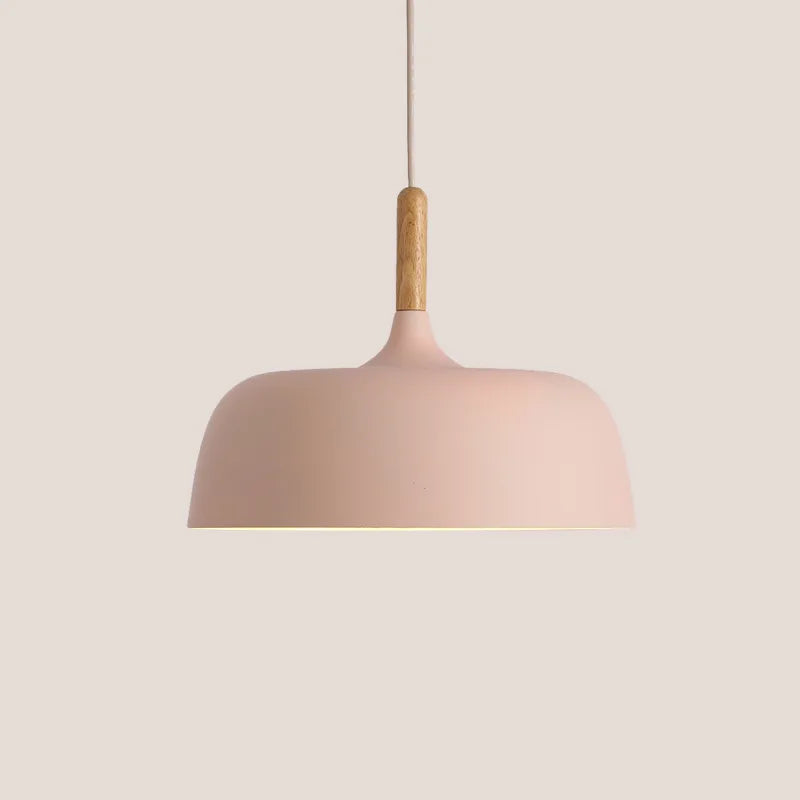 Moderne pendellampe i metal med trædetalje – minimalistisk skandinavisk stil