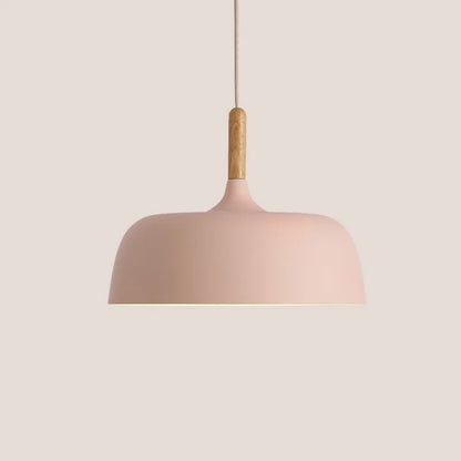 Moderne pendellampe i metal med trædetalje – minimalistisk skandinavisk stil