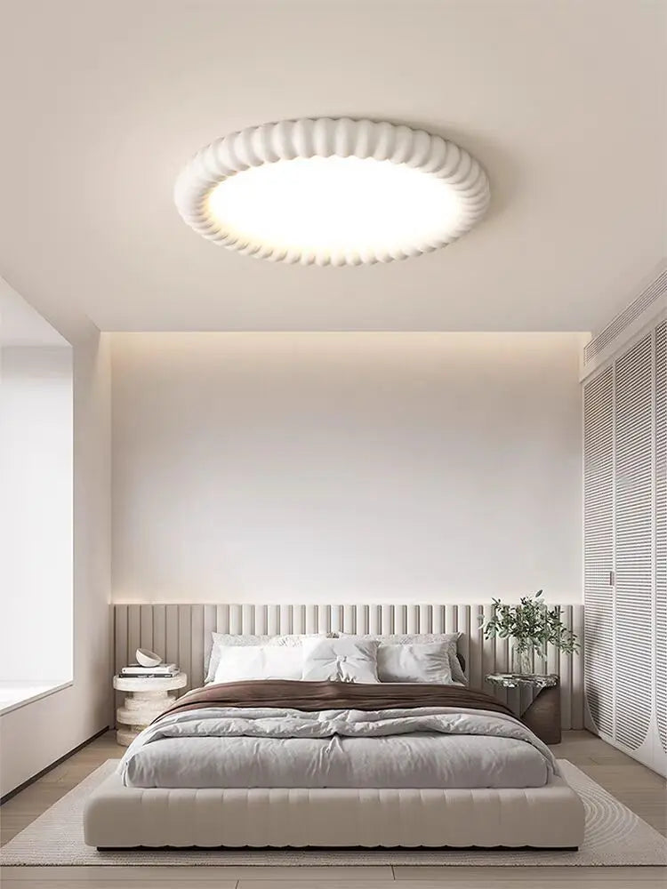 Moderne loftlampe med LED og dekorativ bølgeramme